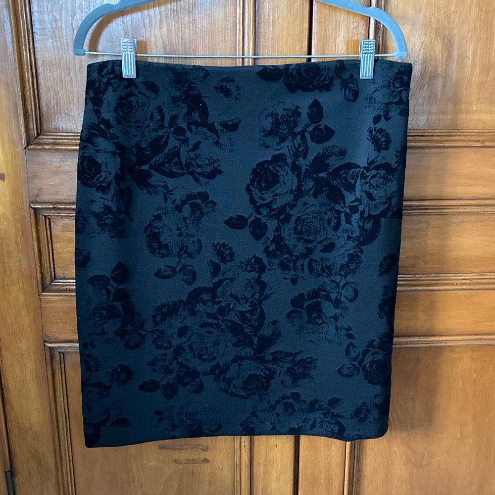 Joseph Ribkoff Elegant Black Rose Pencil Skirt